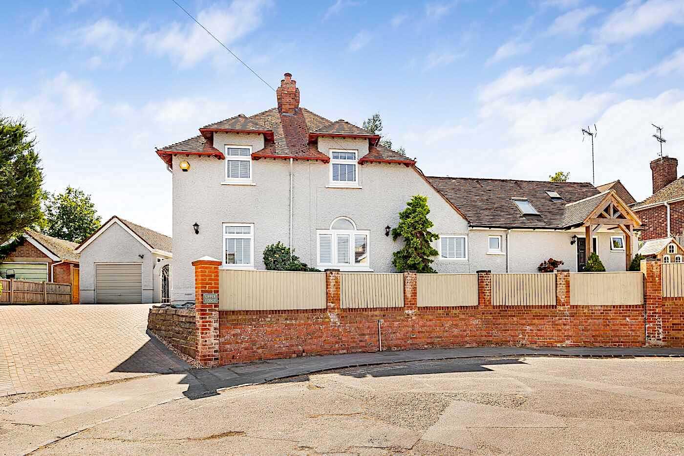 3 bed property in Greys Hill, Henley-On-Thames